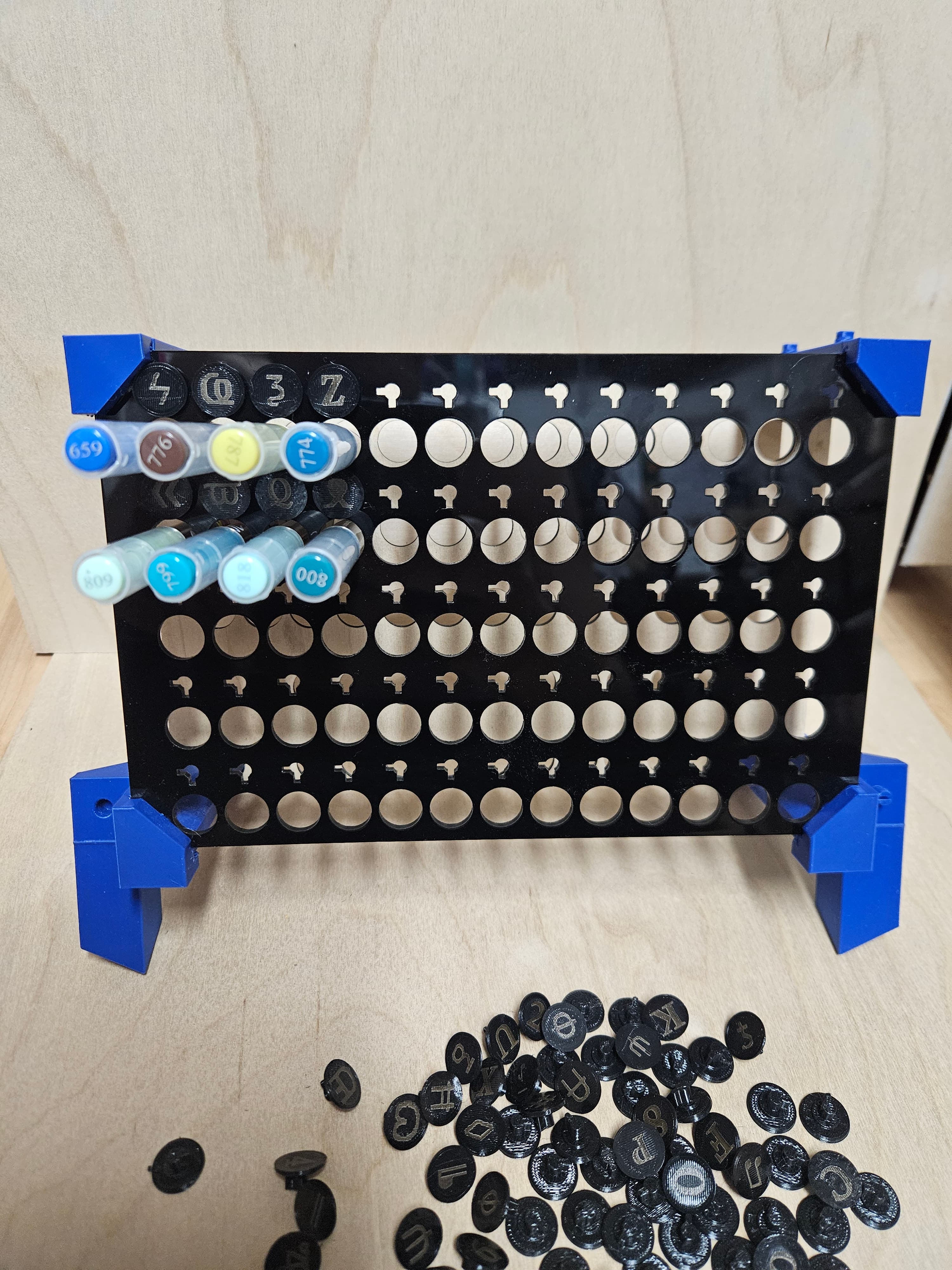 Boite de 65 crayons façade acrylique noir et jetons